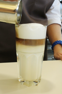 Eiscafe Tiziano gelato & caffe in Schweinfurt
Auf diesem Bild ist unser Eiscafe Tiziano gelato & cafe in Schweinfurt zu sehen. Unsere Zubereitung von Latte Macchiato aus frischer Milch und ausgewählten Kaffee wird Sie überzeugen! Schauen Sie bei uns vorbei und erfahren Sie mehr!